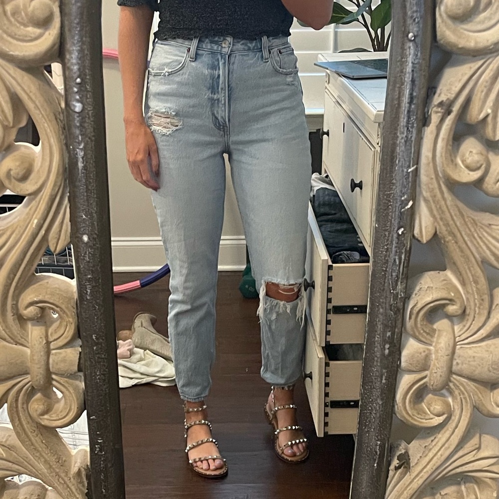 Abercrombie The Mom High Rise Jeans Curve Love. 27